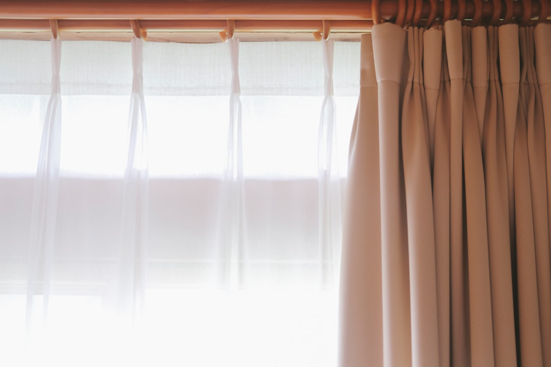 Slimme oplossingen voor raamdecoratie in vochtige ruimtes zoals badkamers