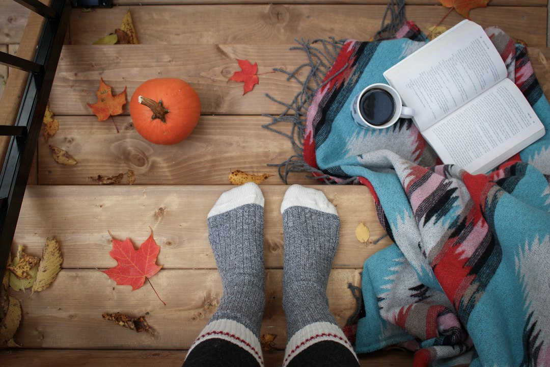 Herten schilderij met warme herfstkleuren.